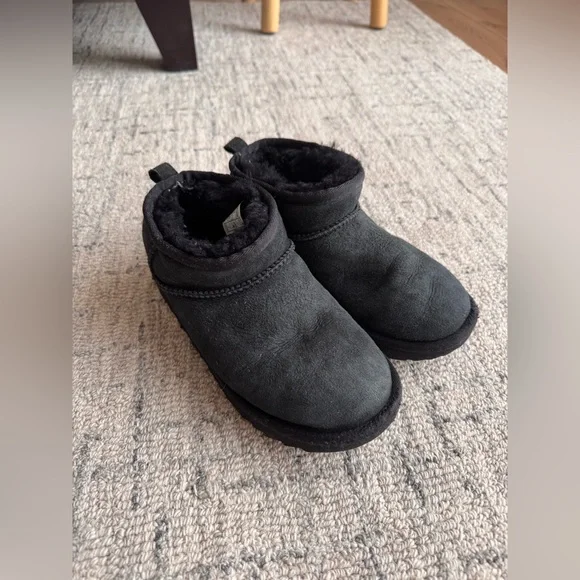 Ugg kids classic ultra mini boot black size 3 - Picture 1 of 9